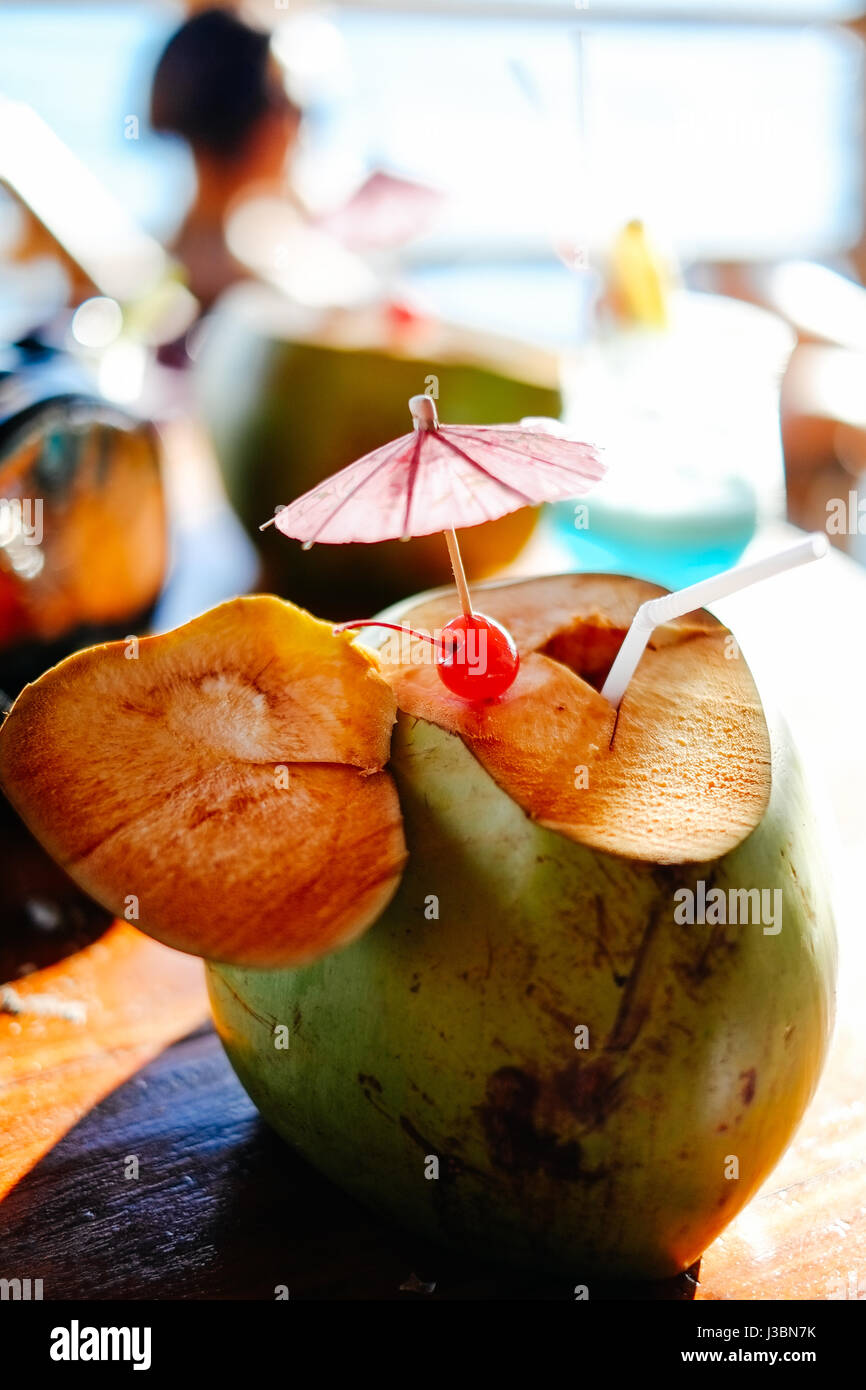 Frische junge Kokosnuss im tropical Beach Resort in Asien, heißen Sommerurlaub Stockfoto