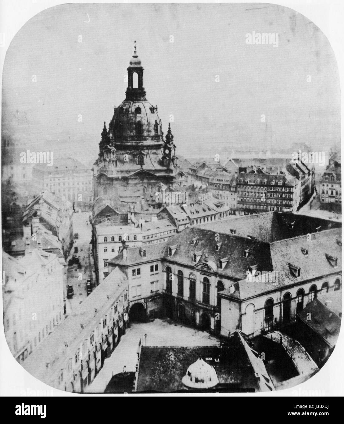 Die 1857 dargestellte Darstellung der Dresdner Frauenkirche zeigt die Kirche vor ihrer Zerstörung im Zweiten Weltkrieg. Die Kirche, ein Symbol barocker Architektur, wurde nach ihrem Einsturz 1945 wieder aufgebaut. Stockfoto