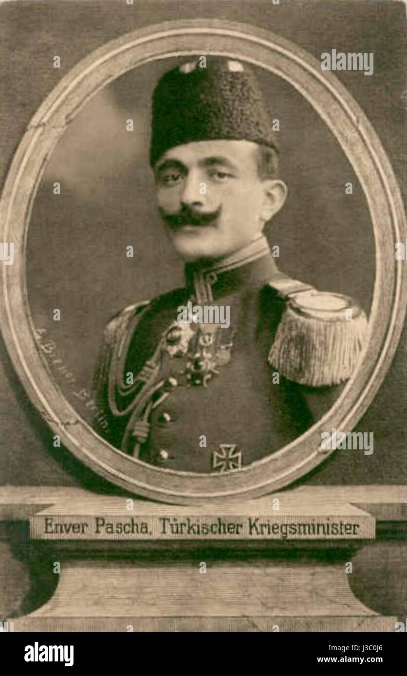 Enver Pascha war während des Ersten Weltkrieges ein prominenter osmanischer Militärführer, bekannt für seine Beteiligung an militärischen Kampagnen, spielte seine Führung eine wichtige Rolle in der Strategie des Osmanischen Reiches während des Krieges. Stockfoto