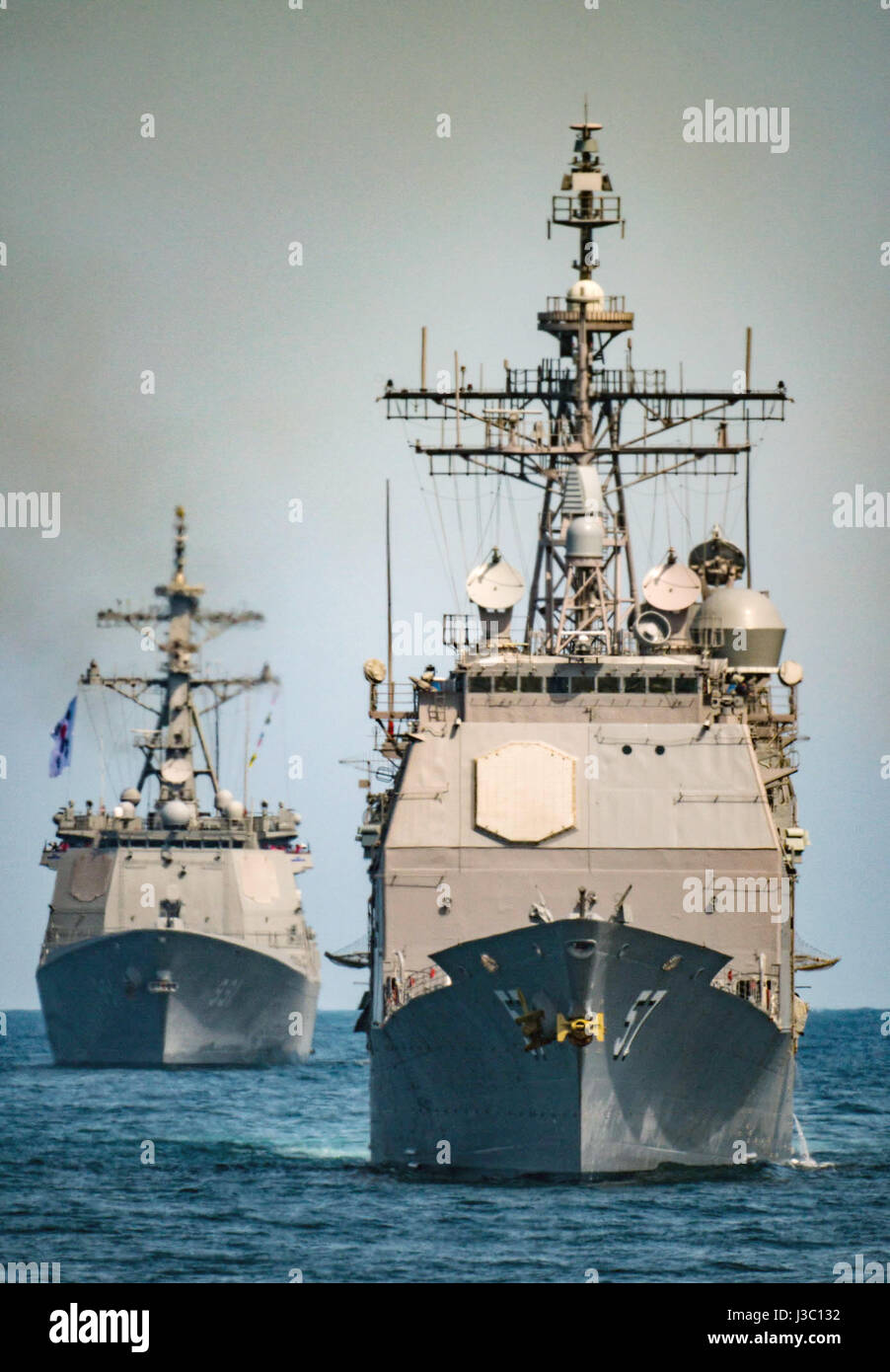 Die US Navy Ticonderoga-Klasse geführt-Raketenkreuzer USS Lake Champlain, Recht, und die koreanische Marine Zerstörer Sejong der große während gemeinsame Patrouille 3. Mai 2017 abseits der Küste von Korea. Stockfoto