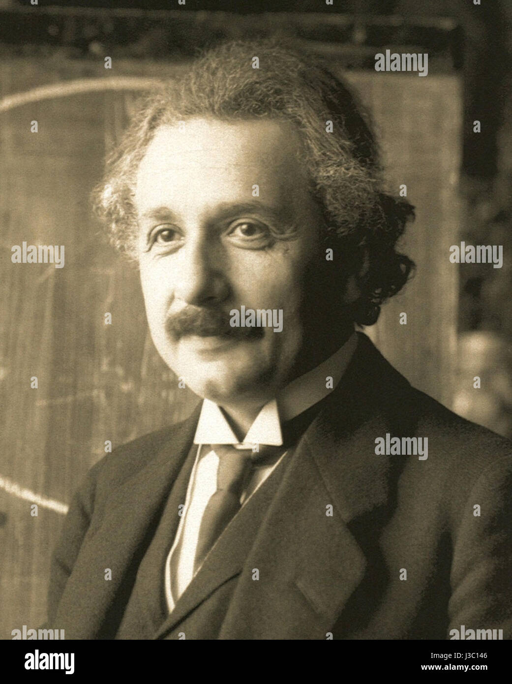 Dieses Porträt, das der Künstler F. Schmutzer 1921 schuf, zeigt den berühmten Physiker Albert Einstein. Er fängt sein Gleichnis in einer Zeit ein, in der Einstein für seine Beiträge zur theoretischen Physik weltweit Anerkennung erlangte. Stockfoto
