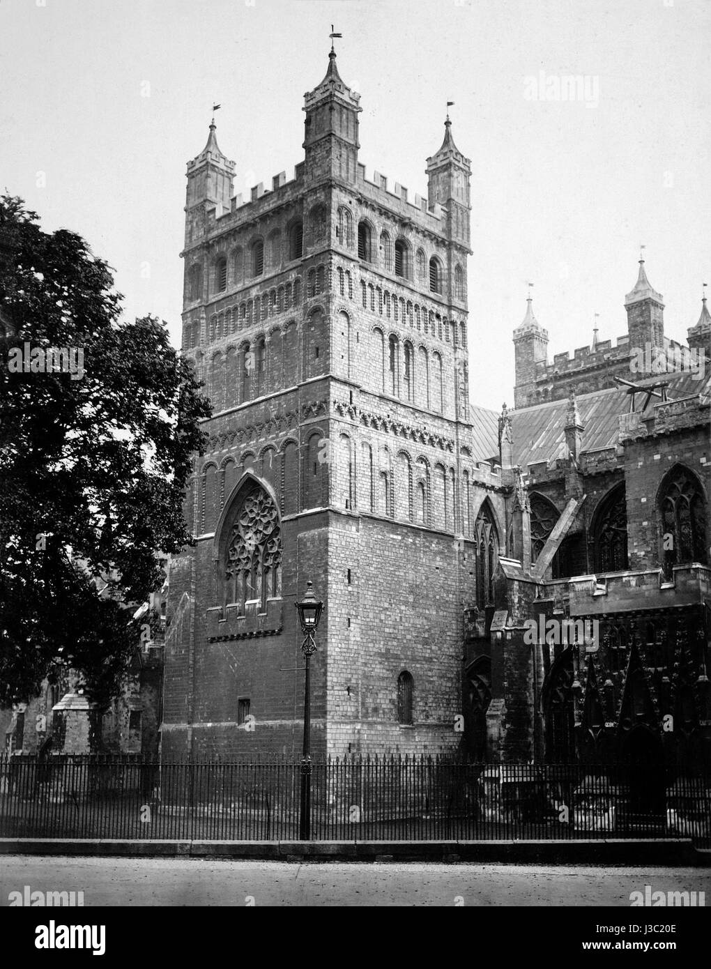 Das Foto des Nordwestturms der Kathedrale von Exeter, aufgenommen von Francis Bedford, zeigt die architektonischen Details und Pracht dieses historischen englischen Wahrzeichens. Das Bild hebt das Design, die Materialien und die künstlerische Bedeutung des towerâ hervor. Stockfoto