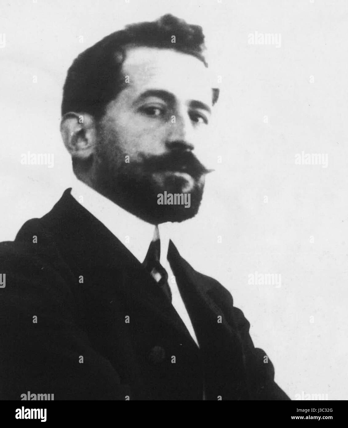 Enrique Simonet war ein spanischer Maler, der für seine Werke über historische und mythologische Themen bekannt ist. Dieses Foto, wahrscheinlich ein Porträt, zeigt sein Bild als eine bekannte Figur in der spanischen Kunstszene. Stockfoto