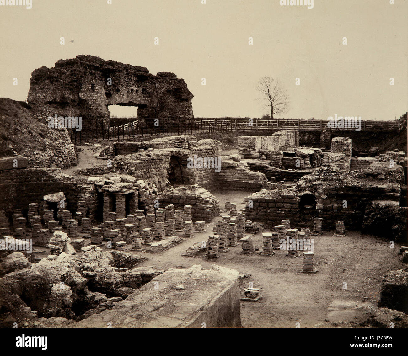 Die Ausgrabung in Uriconium, die von Francis Bedford gefangen genommen wurde, offenbart die Überreste der antiken römischen Stadt. Die Fotografien bieten historische Einblicke in das römische Leben und die Architektur. Stockfoto