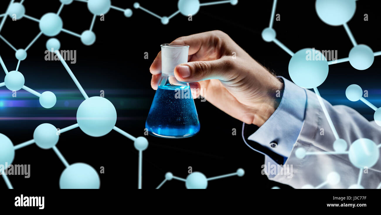 Nahaufnahme der Wissenschaftler hält Kolben mit chemischen Stockfoto