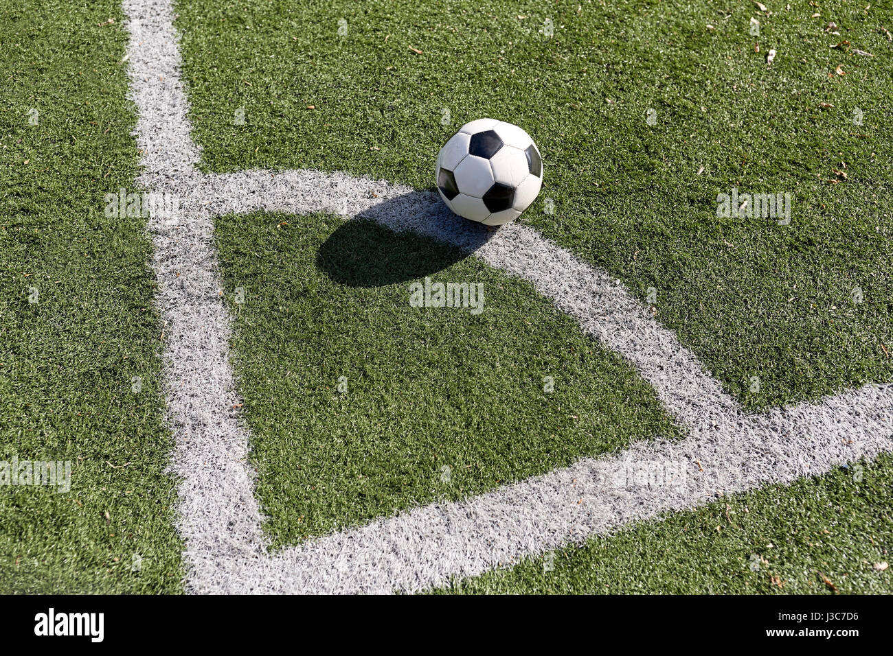 Fußball am Fußballplatz Stockfoto