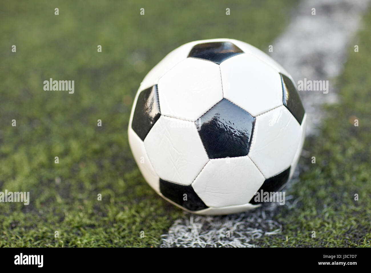 Fußball auf Fußball Feld Markierungslinie Stockfoto