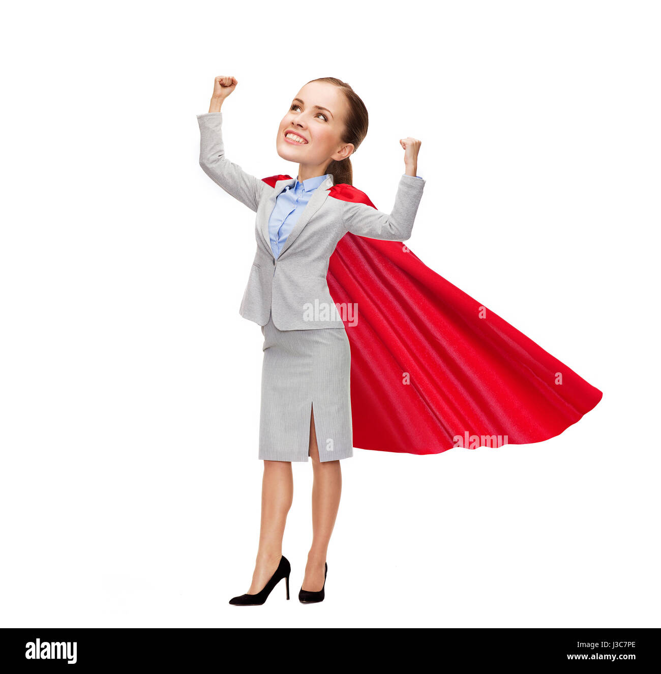 junge lächelnde Geschäftsfrau in roten Superhelden Kap Stockfoto