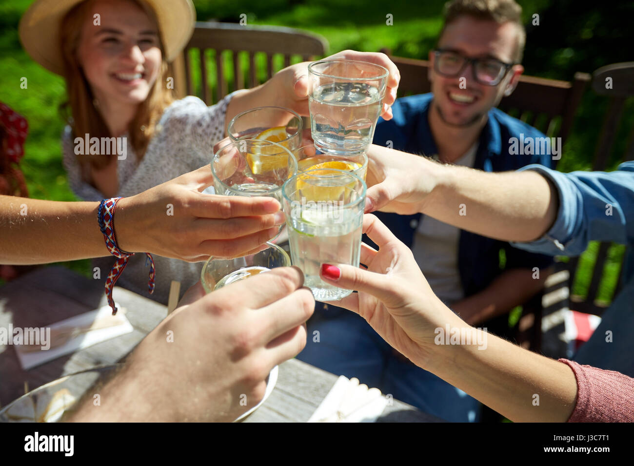 Glückliche Freunde mit Getränken im Sommer-Garten-party Stockfoto