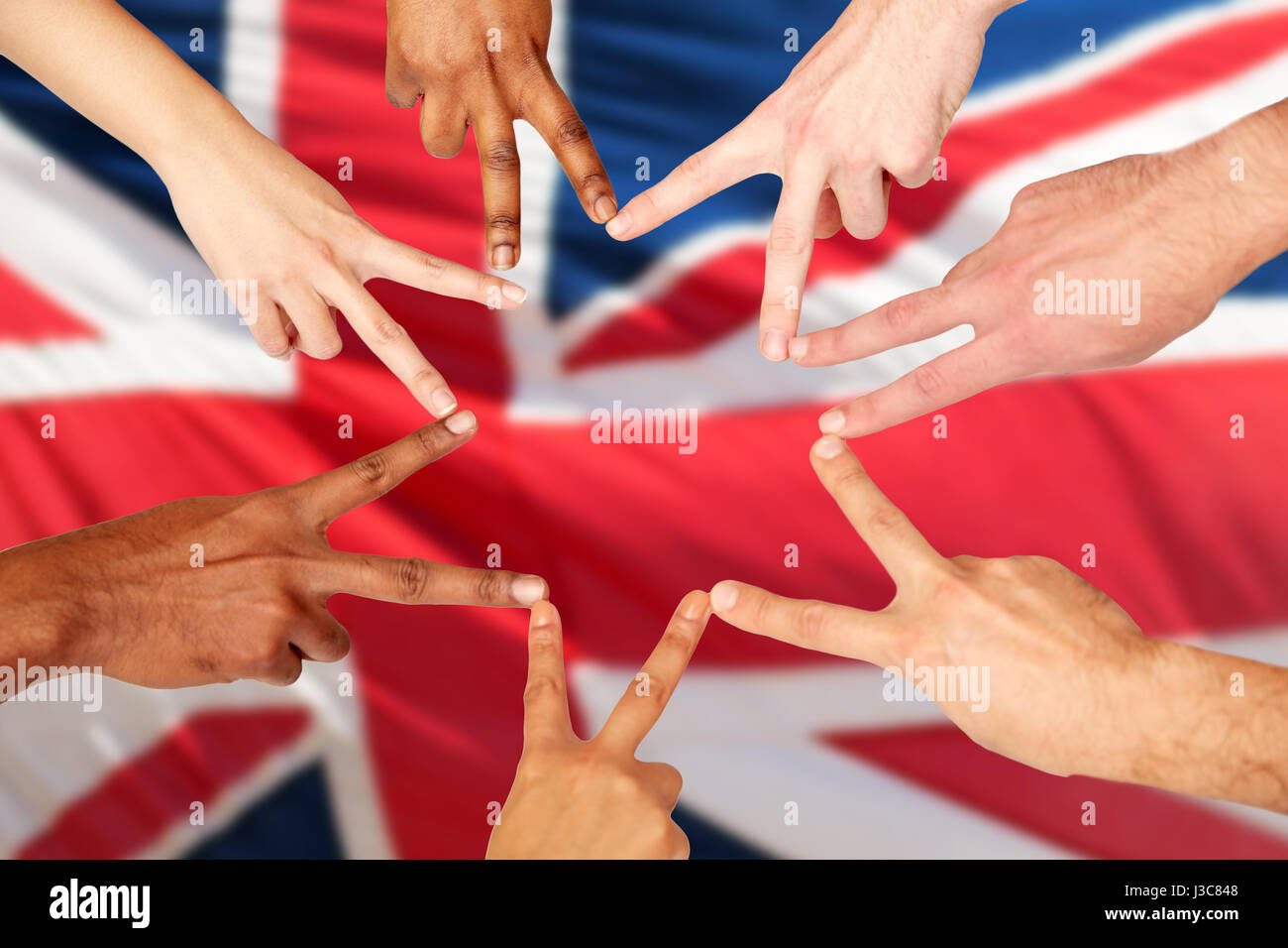 Gruppe von internationalen Menschen mit Peace-Zeichen Stockfoto