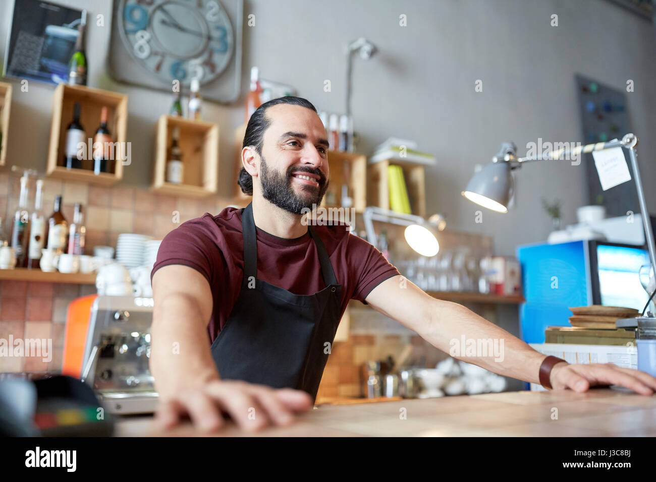 glücklicher Mann oder Kellner in Bar oder im Café Stockfoto