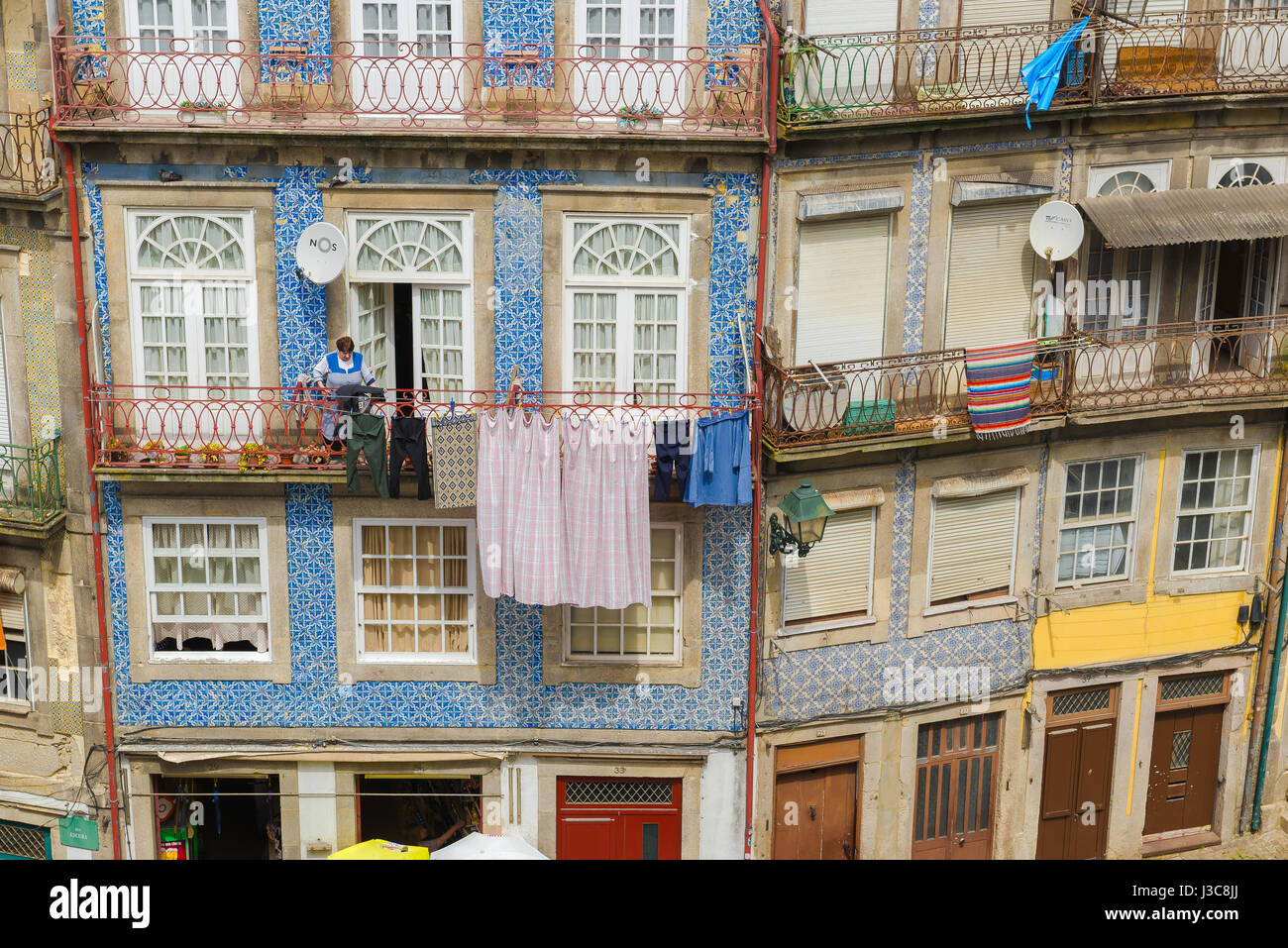 Porto Portugal Straße Dekore Detail der oberen Geschichten eines Mehrfamilienhauses mit blauen Azulejos in der Altstadt von Porto, Portugal Stockfoto