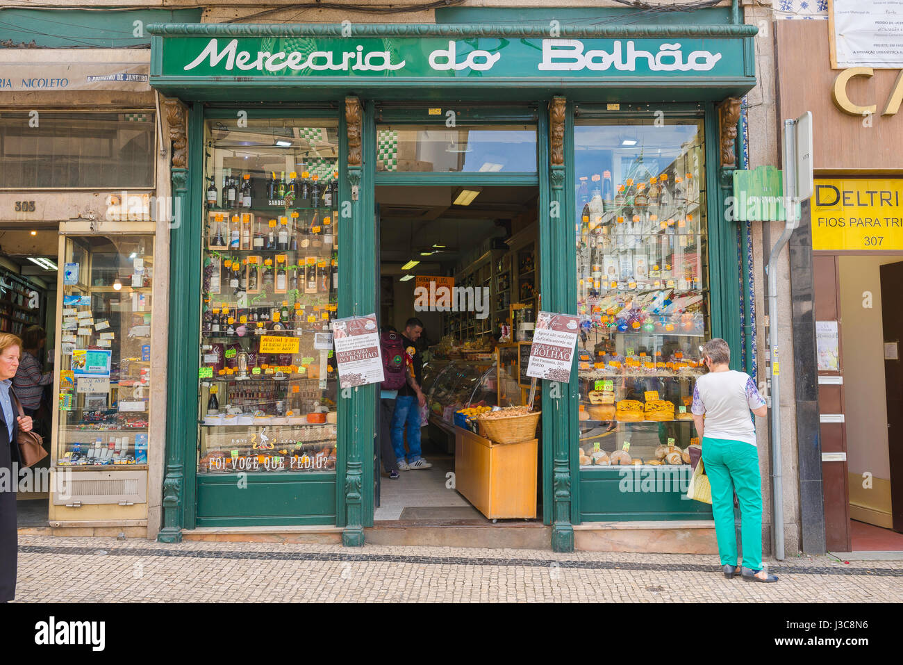 Einkaufen Porto Portugal, Blick auf ein traditionelles Lebensmittelgeschäft im Stadtteil Bolhao in Porto, Portugal. Stockfoto
