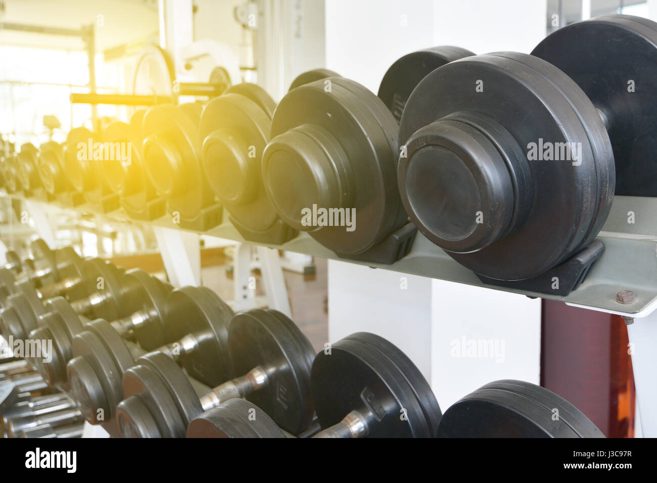 Fitness Hanteln, Gewichte Ausrüstung, Tiefenschärfe, Fitnessclub, schwarz / weiß Fotografie Stockfoto