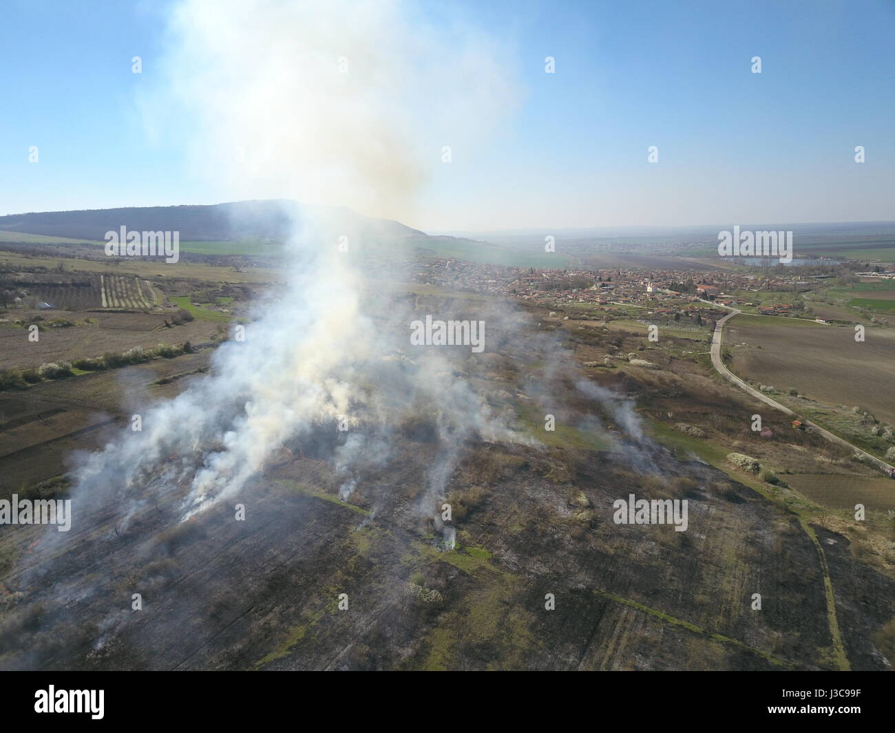 Feuer brennt im Wald über ein Dorf Bozveliisko, etwa 60 km von Varna, Bulgarien. Behörden aufgefordert, Menschen, wegen einer schnelllebigen Wildfire zu evakuieren. Je nach Wetterlage Heizung steigen die Zahl der Waldbrände in der Balkanstaat. Wo: Bozveliisko, Bulgarien als: 1. April 2017 Stockfoto