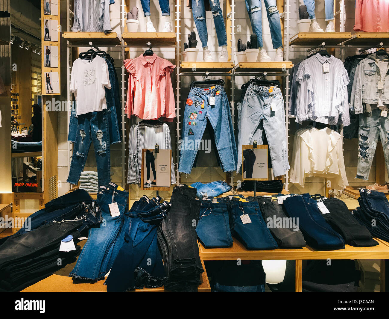 Bukarest, Rumänien - 12. März 2017: Moderne Frau Kleidung zum Verkauf im Fashion Store. Stockfoto