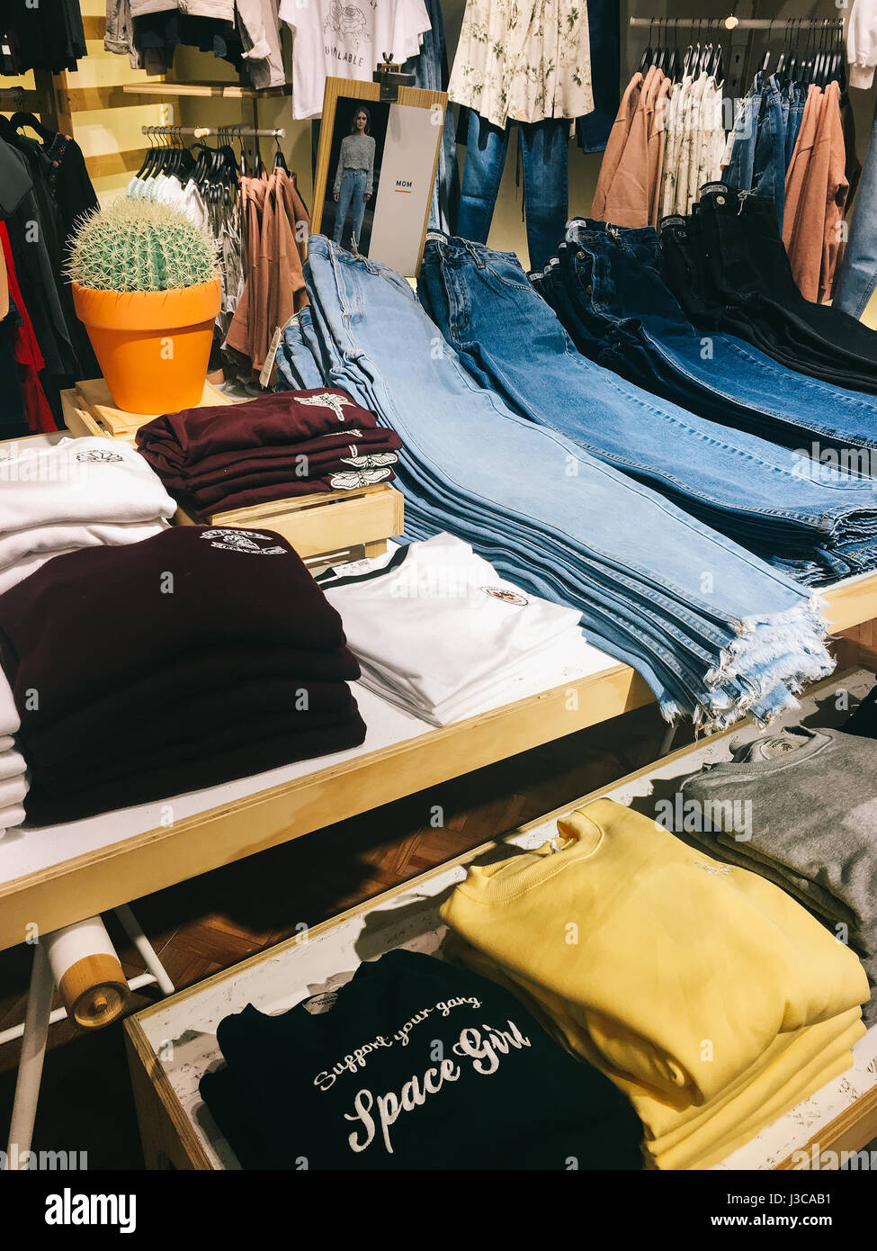 Bukarest, Rumänien - 12. März 2017: Moderne Frau Kleidung zum Verkauf im Fashion Store. Stockfoto