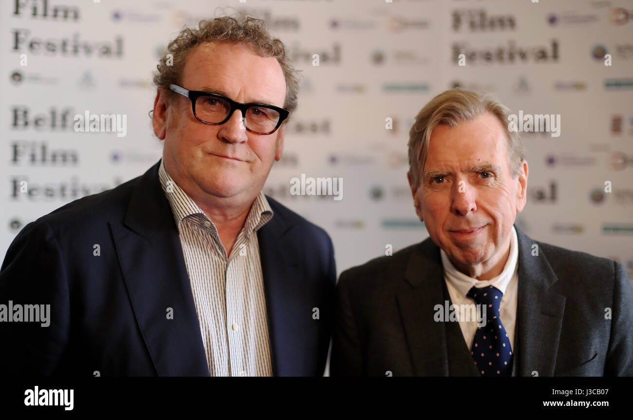 Colm Meaney (links) und Timothy Spall werden vor der UK-Premiere von The Journey in The Movie House in Belfast interviewt. Stockfoto