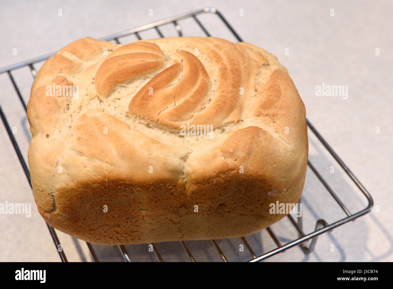 Frisch gebackene Brot von home made glutenfreies Brot auf ein Kuchengitter auf einer Küchenarbeitsplatte Stockfoto
