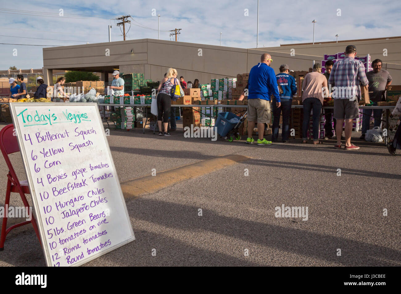 Tucson, Arizona - Freiwilligen Studenten an der High School in Tucson vertreiben Produkte von Borderlands Food Bank zur Verfügung gestellt. Die Lebensmittelbank rettet 30 bis 40 Stockfoto