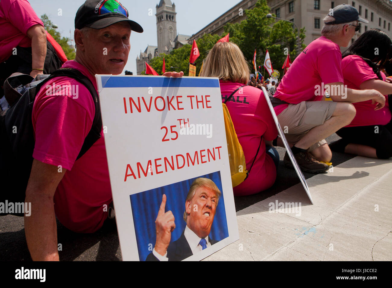Die 2017 Leute Klima März (Mann mit Zeichen, das lautet: "Rufen Sie die 25. Änderung) - Washington, DC, USA Stockfoto
