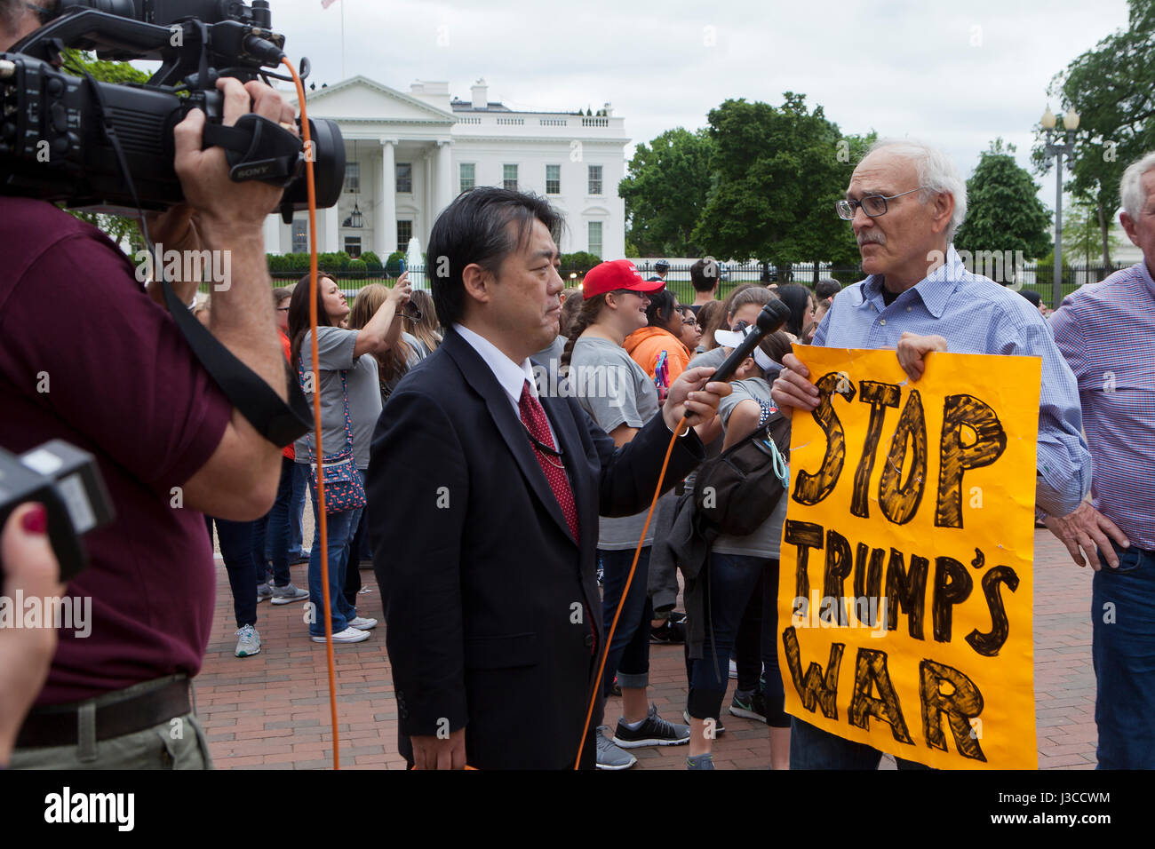 Anti-Trump Demonstrant wird von TV-News-Reporter vor dem weißen Haus - Washington, DC USA interviewt Stockfoto