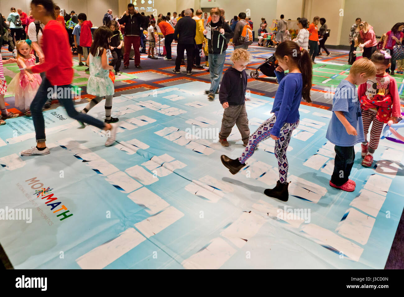 Kinder lernen Mathematik an interaktiven Stationen an Mathe fair-USA Stockfoto