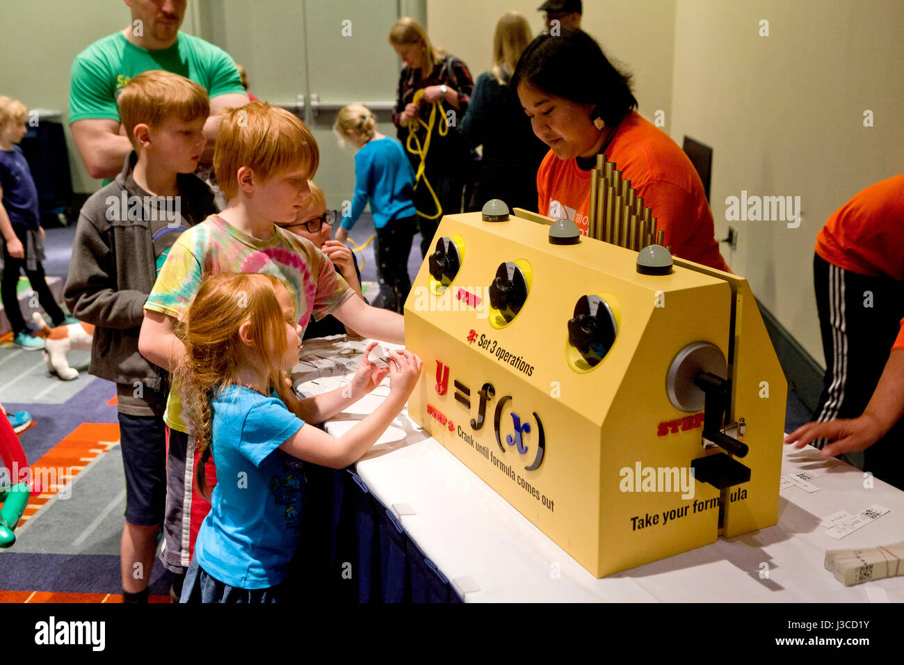 Kinder lernen Mathematik an interaktiven Stationen an Mathe fair-USA Stockfoto