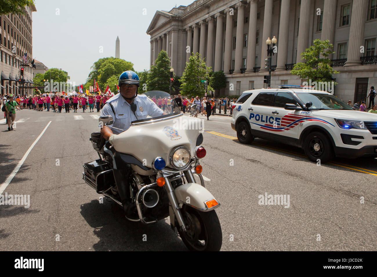 Polizei-Eskorte bei öffentlichen Straße Protest - Washington, DC USA Stockfoto