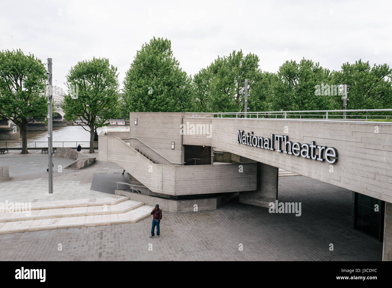 National Theatre of Great Britain an der Southbank Centre in London. Das Gebäude, entworfen von Denys Lasdun, ist ein berühmtes Beispiel des Brutalismus. Stockfoto