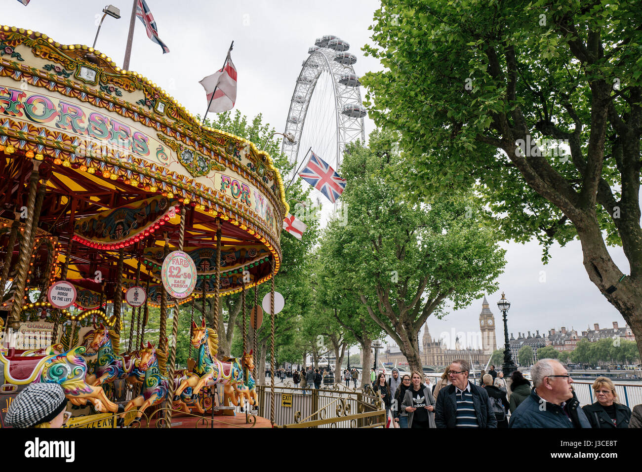 Ein Karussell und das London Eye Riesenrad am Southbank in London, einer der beliebtesten Gegenden der Stadt. Stockfoto