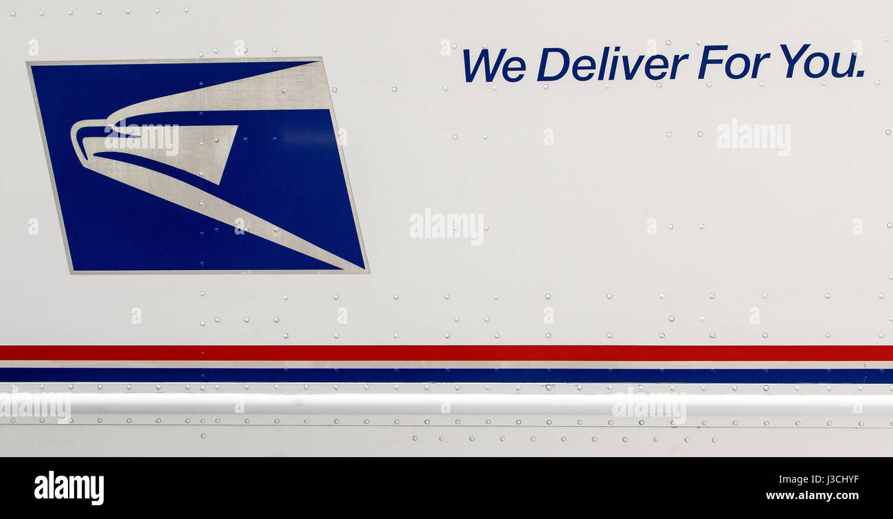 Nahaufnahme einer Seite eines USPS Lkw mit dem Logo und Motto. Stockfoto