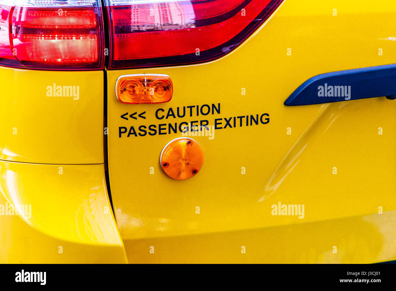 Nahaufnahme einer NYC gelb-Kabine mit den Worten "Vorsicht, Pkw verlassen". Stockfoto