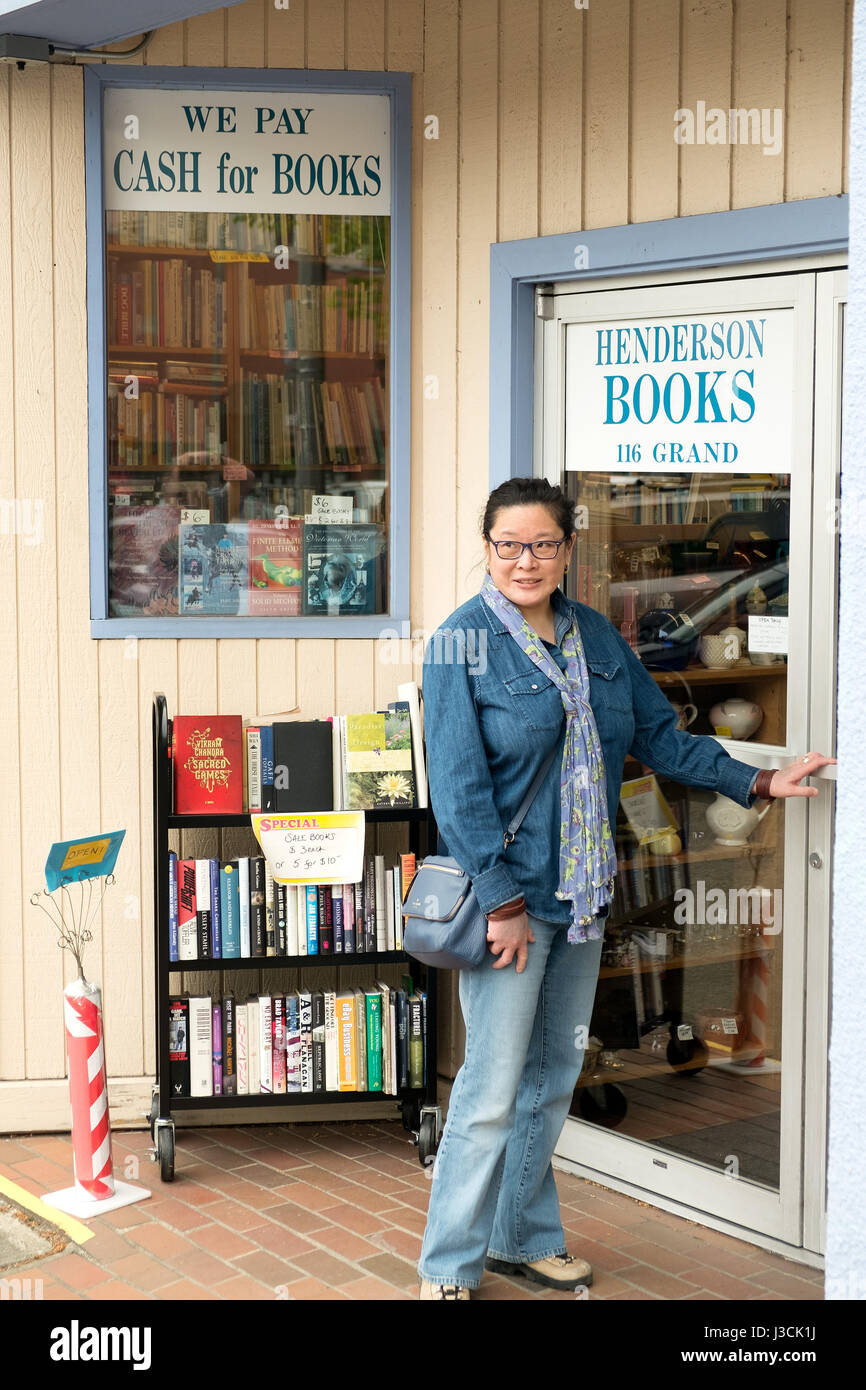 Eine Frau an der Haustür von Henderson Bücher, ein Antiquariat in Bellingham, Washington State, USA. Stockfoto
