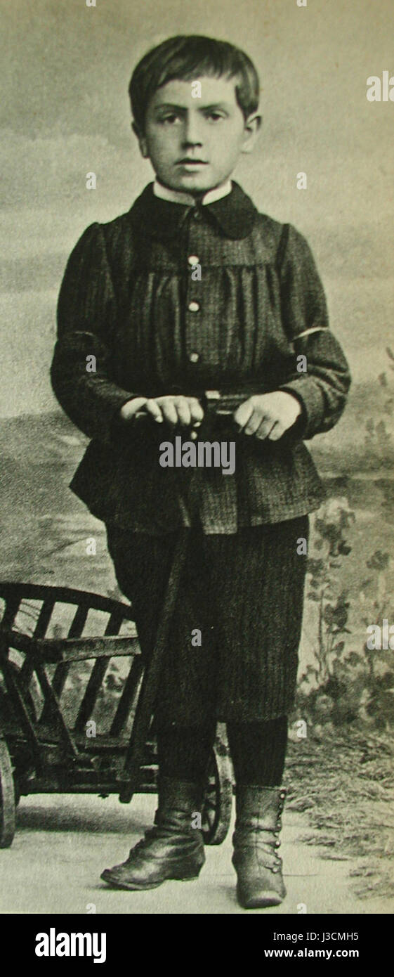 Ernst Reuter, der hier im Alter von 7 Jahren gezeigt wurde, war ein prominenter deutscher Politiker, der später Bürgermeister von West-Berlin wurde. Dieses frühe Bild könnte einen Einblick in seine Kindheit geben, bevor er zu einer bedeutenden Figur im Nachkriegsdeutschland wurde. Stockfoto Ernst Reuter, der hier im Alter von 7 Jahren gezeigt wurde, war ein prominenter deutscher Politiker, der später Bürgermeister von West-Berlin wurde. Dieses frühe Bild könnte einen Einblick in seine Kindheit geben, bevor er zu einer bedeutenden Figur im Nachkriegsdeutschland wurde. Stockfoto
