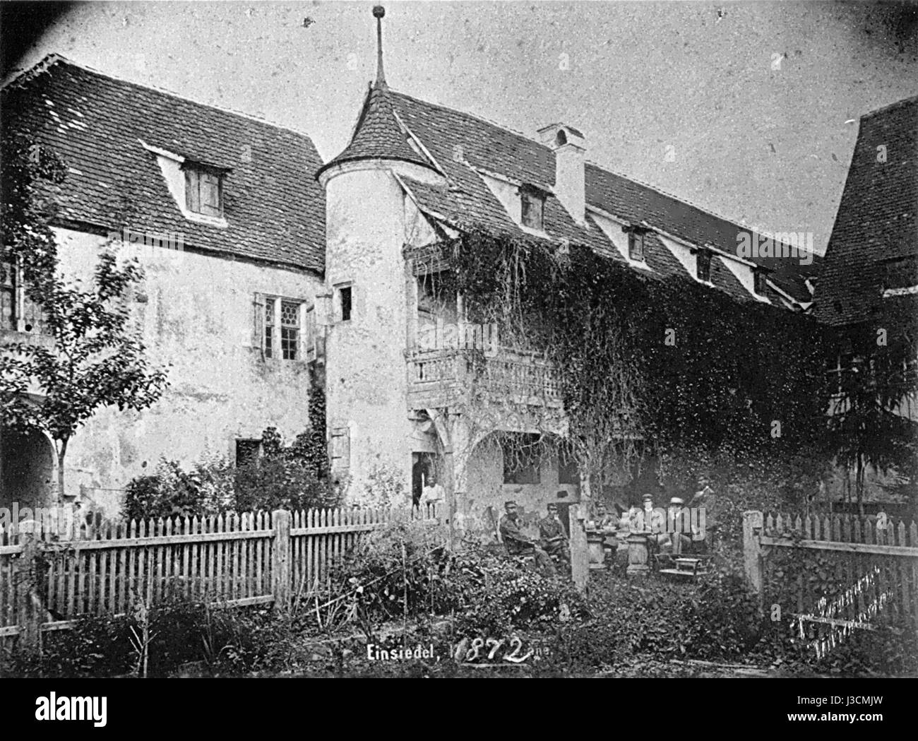 Das Foto von Einsiedel aus dem Jahr 1872 fängt einen Moment im Europa des 19. Jahrhunderts ein. Dieses historische Bild bietet einen Einblick in die architektonische und kulturelle Landschaft dieser Zeit. Stockfoto