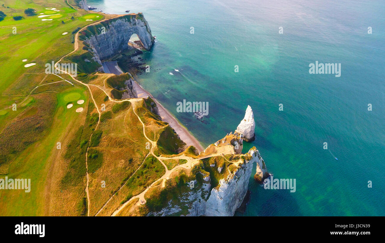 Blick auf die weißen Kreidefelsen und Bögen von Etretat in Normandie, Frankreich. Schuss mit einer Drohne Stockfoto