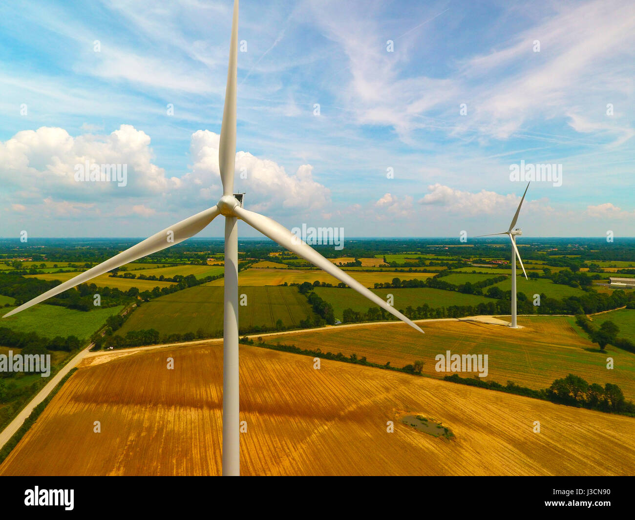 Drohne-Fotografie von Windenergieanlagen in einem Feld, in der Nähe von Sainte Pazanne, Frankreich Stockfoto