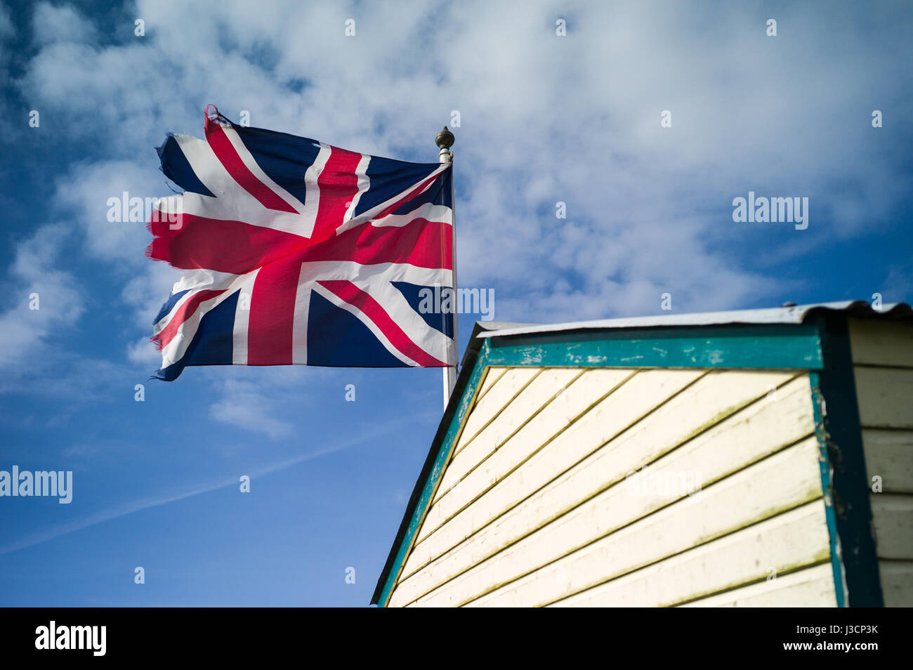 Eine leicht unregelmäßige Union Jack-Flagge auf einem Meer Schuppen montiert Stockfoto