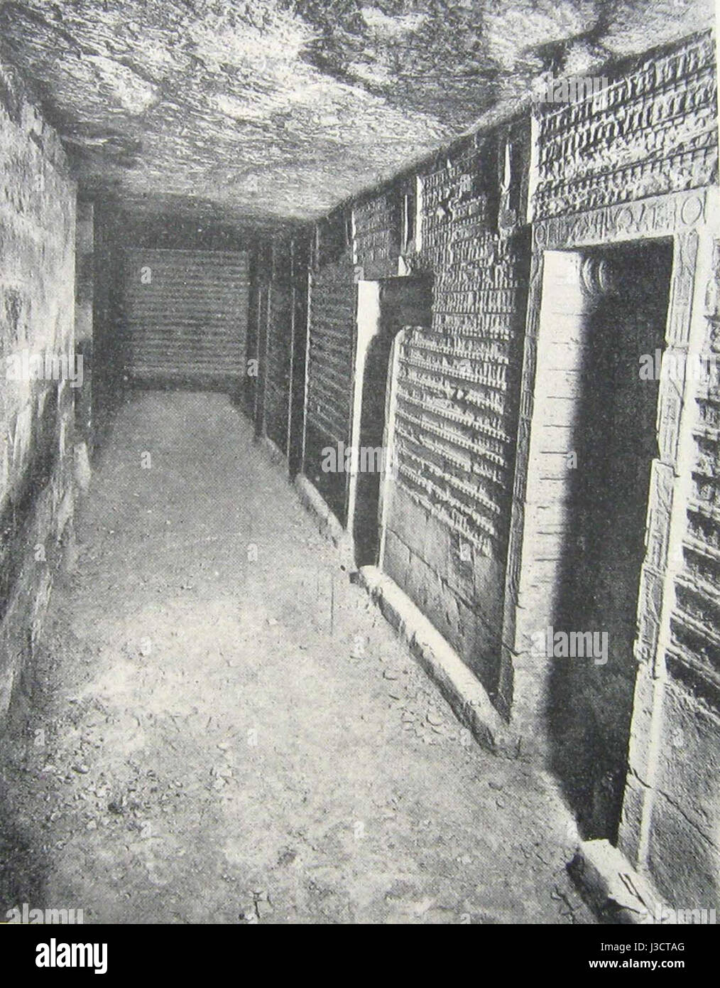 Das Grab des Pharao Djoser, das sich in der Nekropole von Sakkara in Ägypten befindet, ist Teil des Stufenpyramidenkomplexes. Es ist ein architektonisches Wunder und ein frühes Beispiel für monumentale Steinbauten im alten Ägypten. Stockfoto