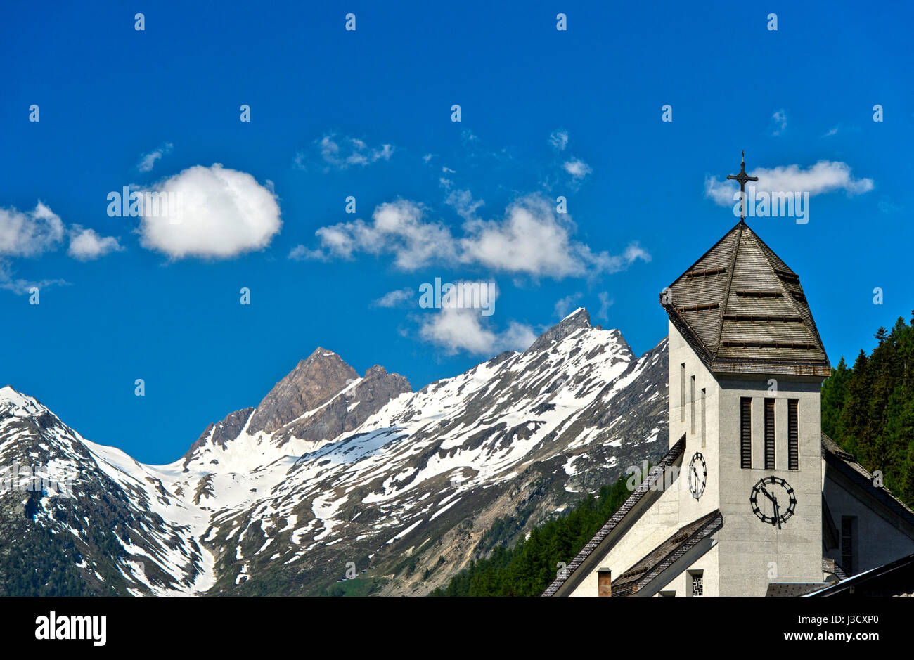 Turm der Dorfkirche, Schweizer Erbe Bergdorf Blatten, Lötschental, Walliser Alpen, Wallis, Schweiz Stockfoto