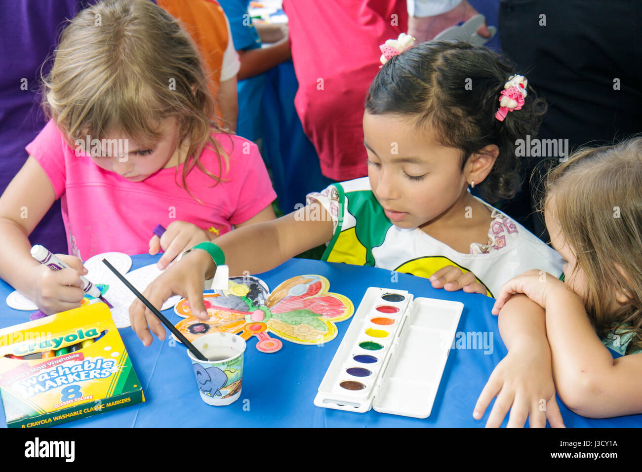 Miami Florida, Geschäfte in Midtown Miami, Pinsel mit Romero Britto, berühmter Künstler, Kunstwerke, Kindermalparty, Skulptur Enthüllung Veranstaltung, Hispanic L Stockfoto