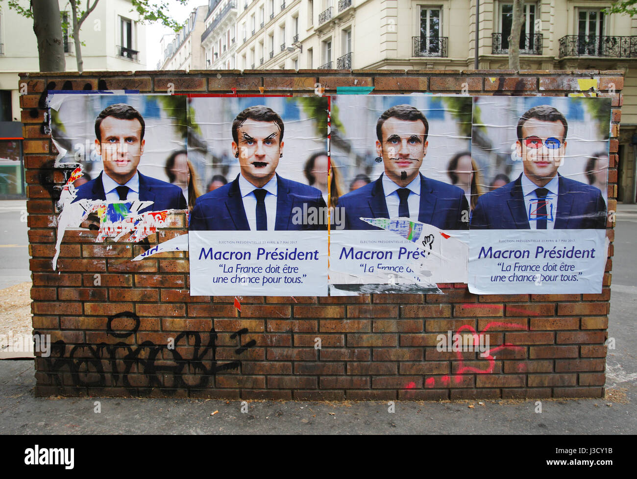 zeigt Wahl Wahlplakate der französischen Präsidentschaftswahl Kandidat für die En Marche! Emmanuel Macron in Paris, Frankreich am 4. Mai 2017-Bewegung Stockfoto