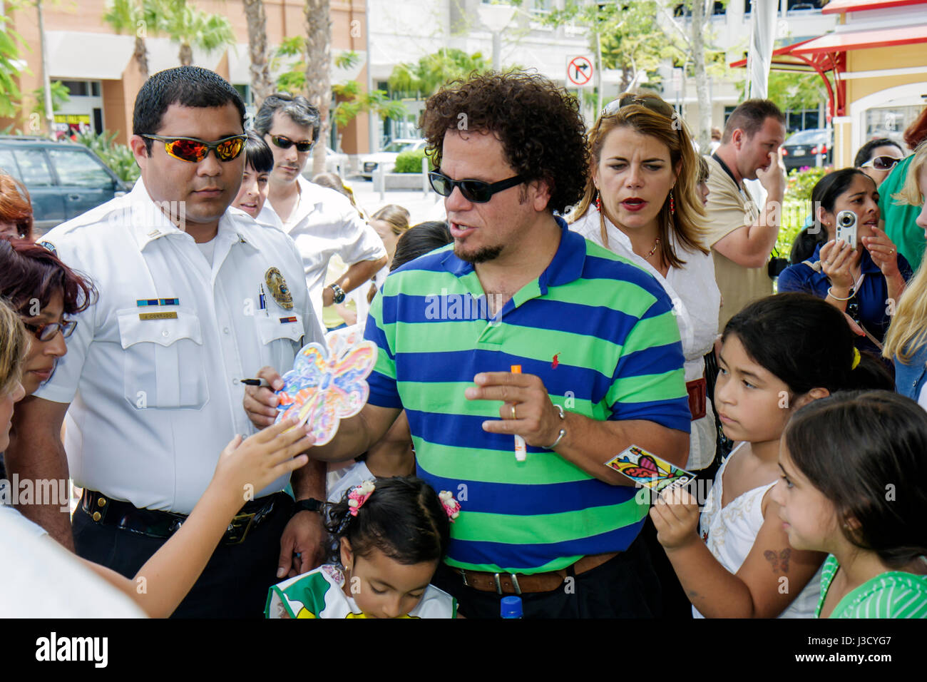 Miami Florida, Geschäfte in Midtown Miami, Pinsel mit Romero Britto, berühmter Künstler, Kunstwerke, Sicherheit, Kindergemälde Party, Skulptur Enthüllung Veranstaltung, ein Stockfoto