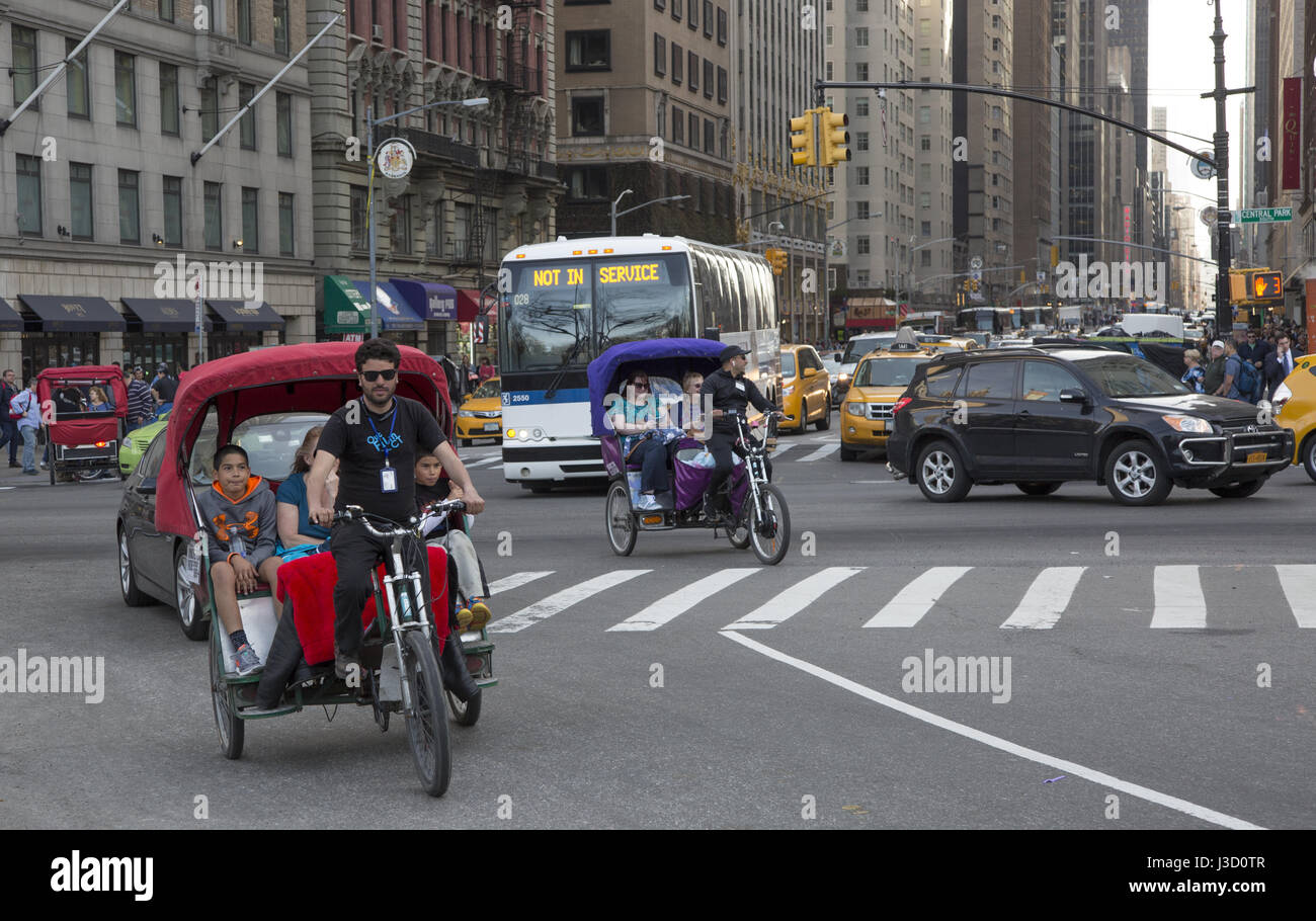 Rikscha mit Passagieren geht vom 6th Avenue in Manhattan, New York City Central Park. Stockfoto