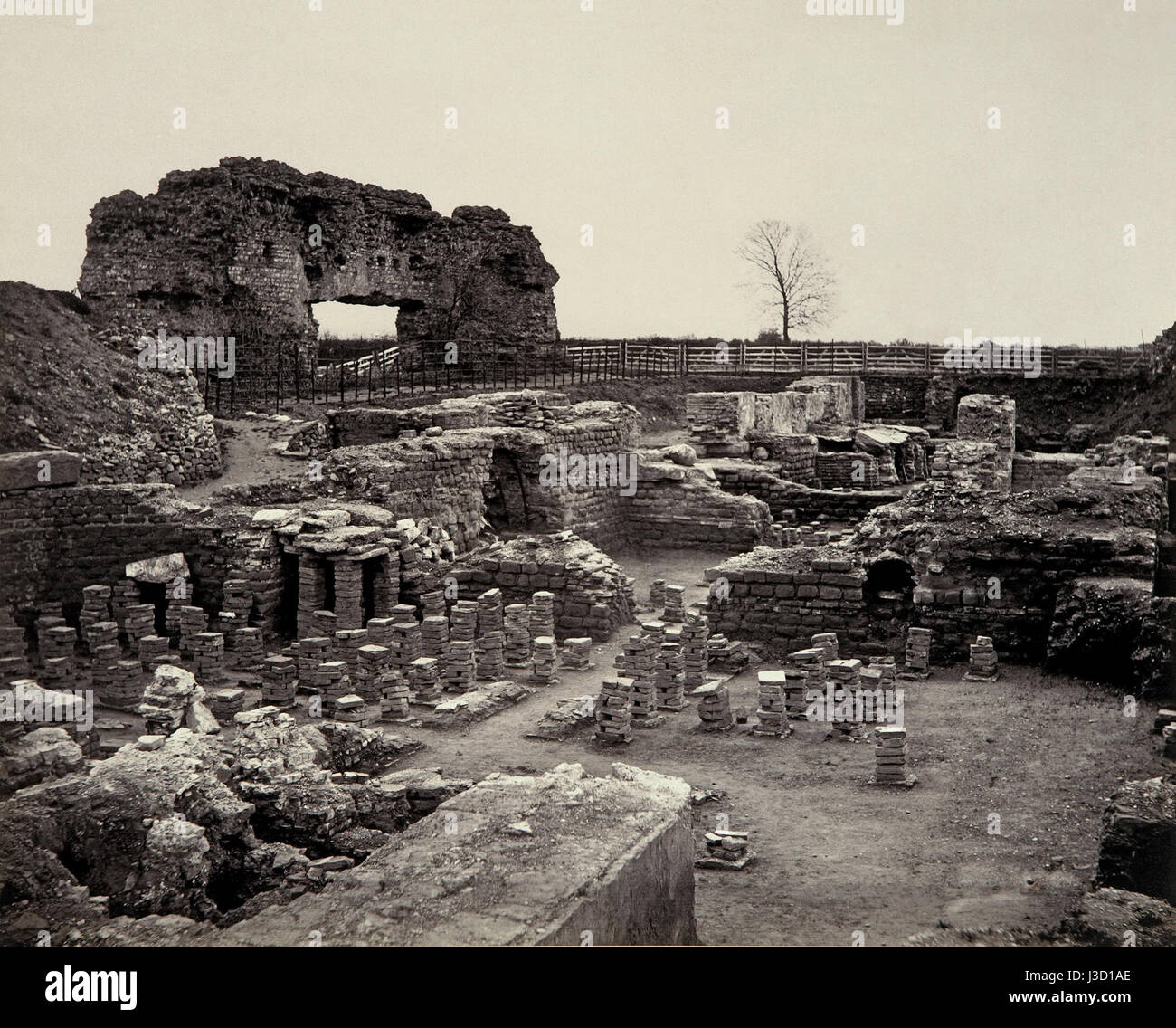 Eine fotografische Darstellung von Francis Bedford aus dem 19. Jahrhundert einer Ausgrabung in Uriconium, einer antiken römischen Stadt, die archäologische Bemühungen und Funde an der Stätte hervorhebt. Stockfoto