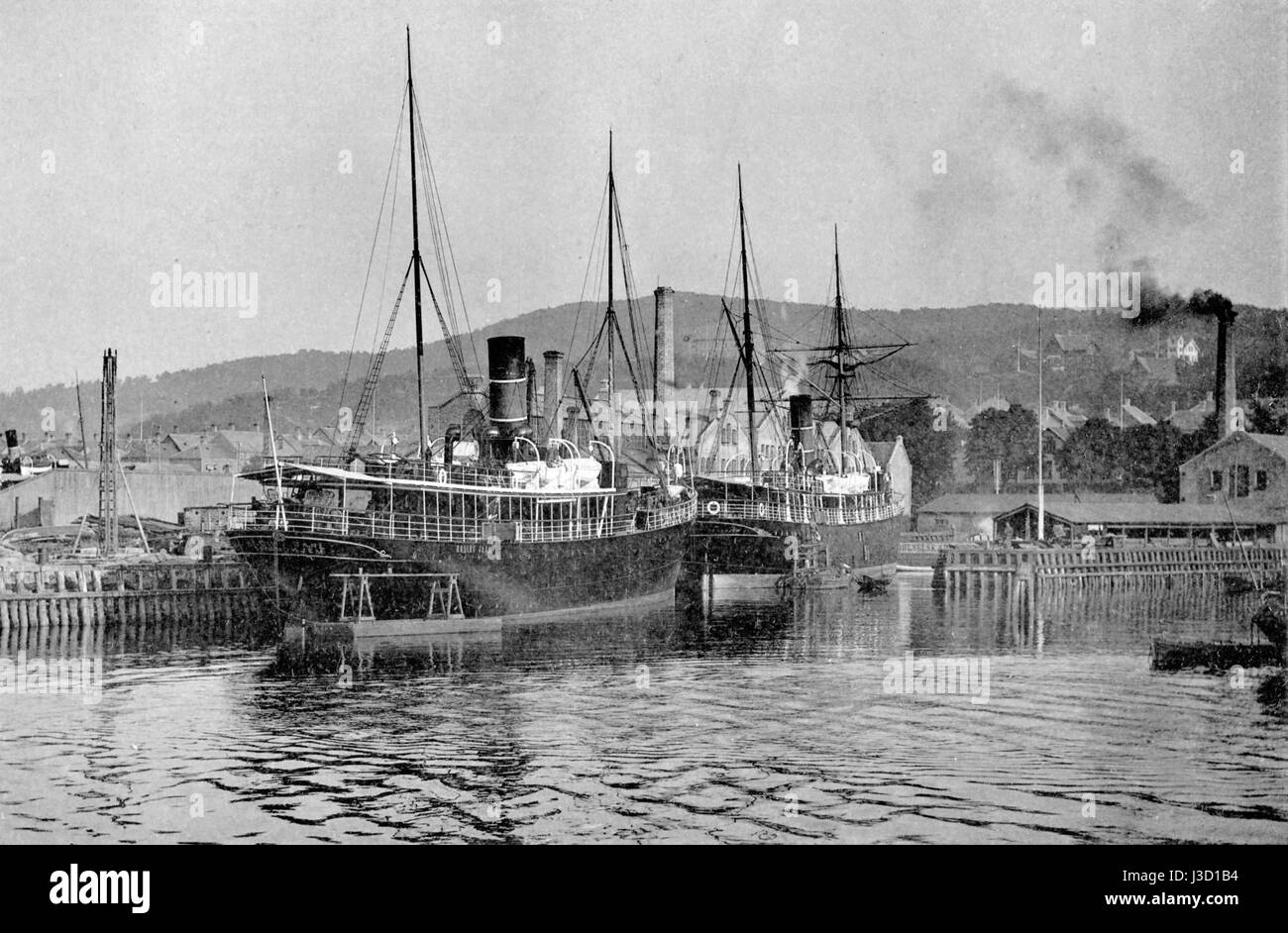 Dieses Bild zeigt die Band Dokken, eine prominente amerikanische Heavy-Metal-Gruppe, die für ihren Hard-Rock-Sound und ihren Erfolg in den 1980er Jahren bekannt ist Das Foto zeigt die Band in einer Live-Performance und zeigt ihre dynamische Energie und ihren musikalischen Stil. Stockfoto