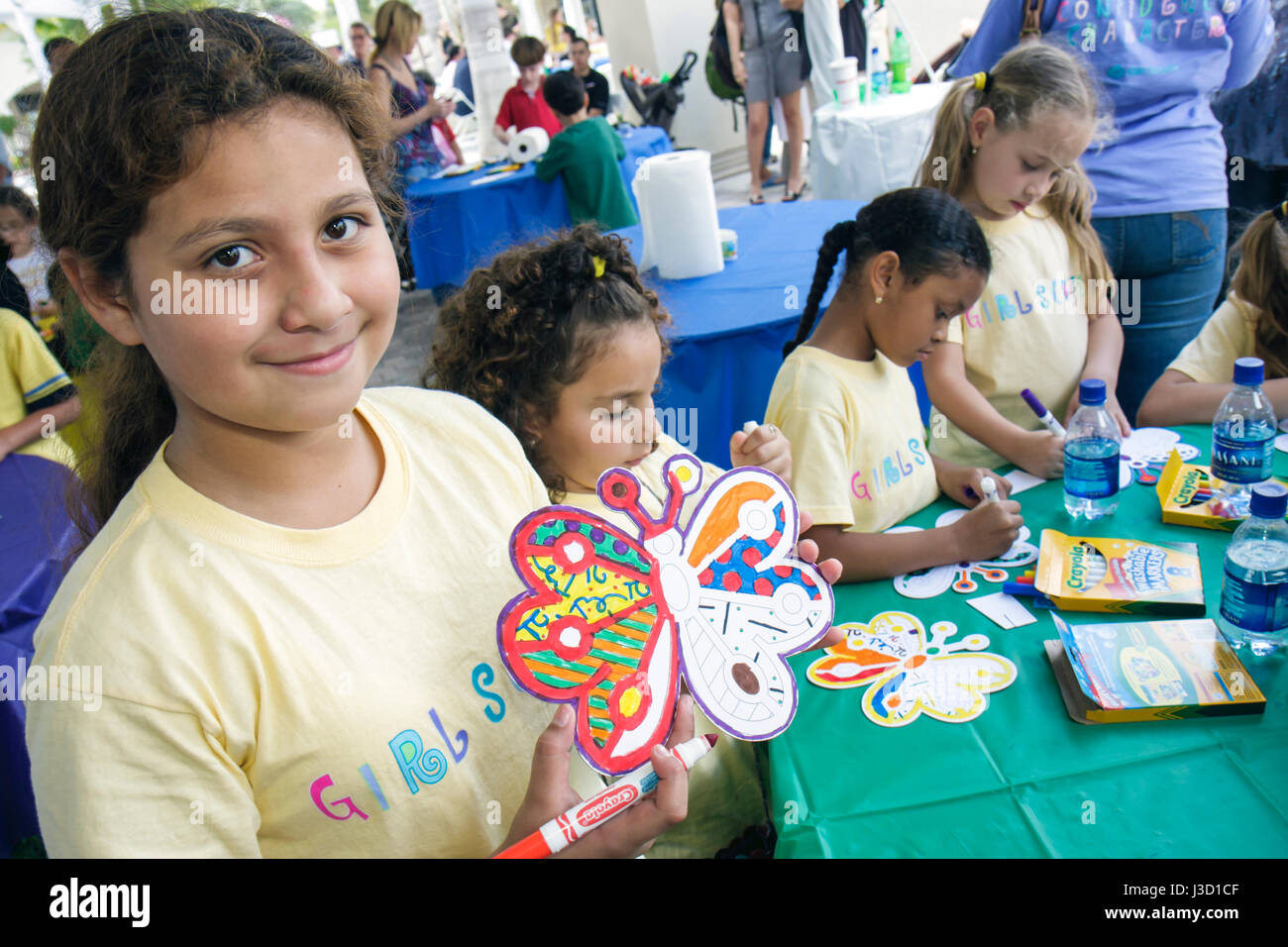 Miami Florida, Geschäfte in Midtown Miami, Pinsel mit Romero Britto, berühmter Künstler, Kinder Malerei Party, Skulptur enthüllt hispanische Mädchen, Youngste Stockfoto