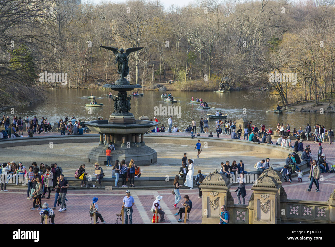 Bethesda Terrasse und Brunnen mit Blick auf den See im Central Park in New York City. Stockfoto