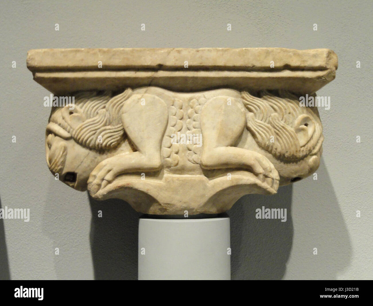 Die Doppel-Löwen-Hauptstadt aus Apulien, Italien, datiert um 1200, ist eine bedeutende historische Skulptur, die sich im Nelson Atkins Museum of Art befindet Das Kunstwerk repräsentiert das künstlerische und kulturelle Erbe des mittelalterlichen Italiens. Stockfoto